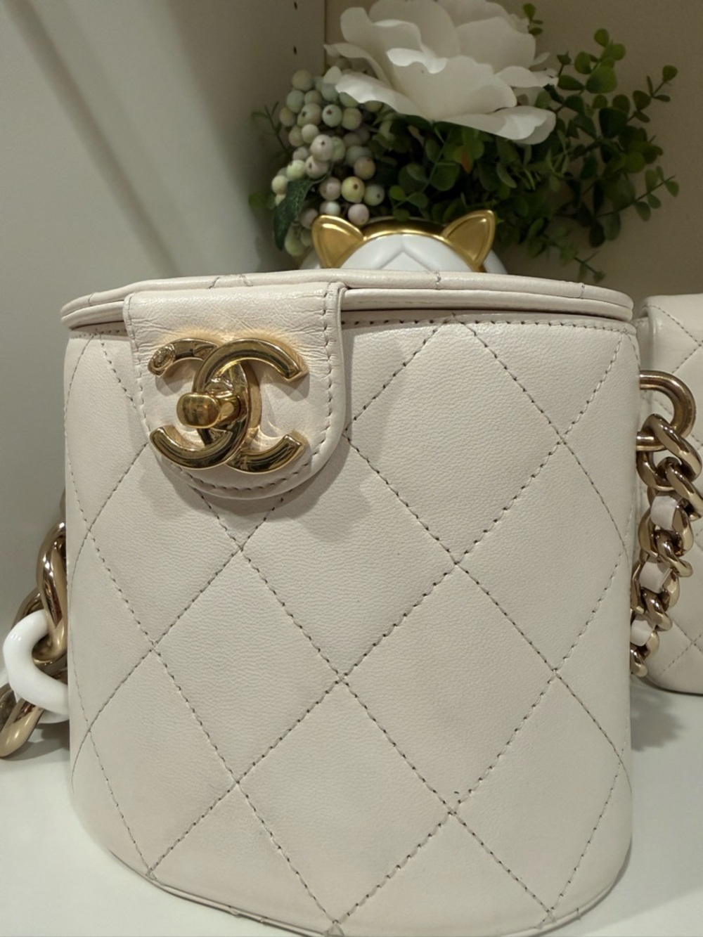 Chanel vintage lambskin, vanity case round bucket style with cc Turlock & chain - Picture 13 of 16